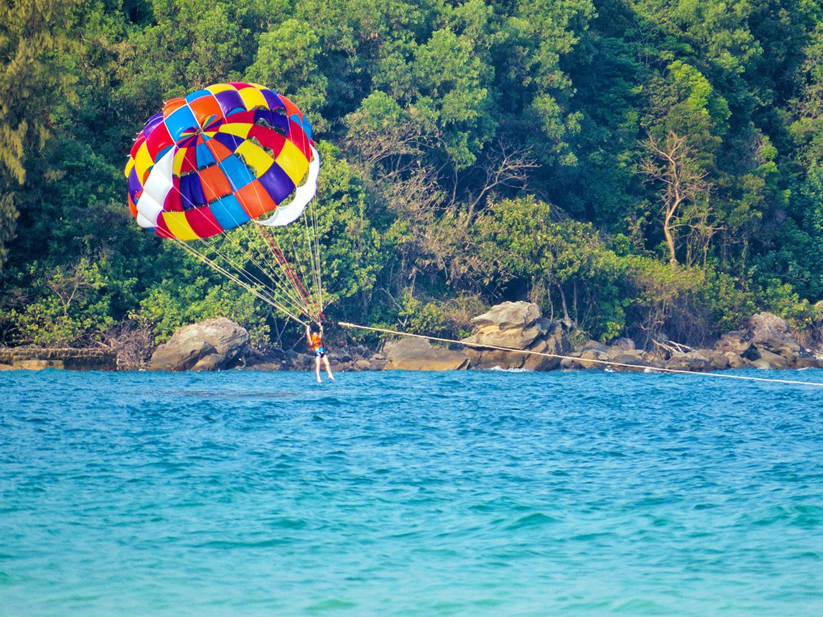 Đến với Bãi Sao, du khách sẽ được trải nghiệm nhiều hoạt động thú vị như dù bay trên biển.